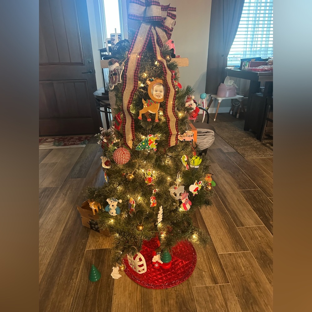 Small tree w/ non picture ornaments